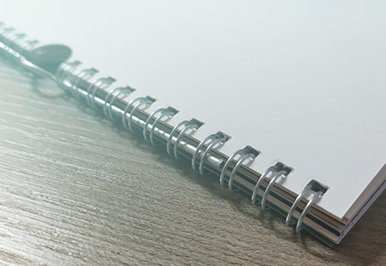 I nostri calendari sono stampati in alta qualità, plastificati e rilegati con spirale metallica.